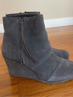 Tom’s Like New Charcoal Suede Ankle Booties